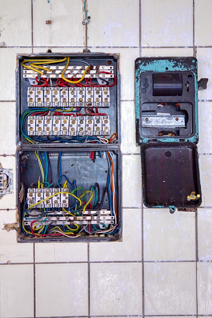 chateau rouge kasteel urbex hdr hotel torrance titantia bambi red castle verlaten trash abandoned